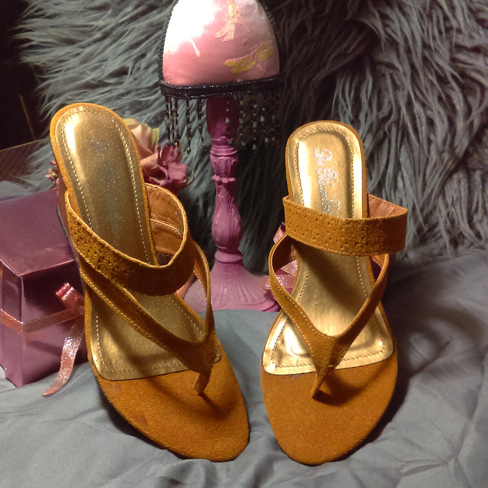 DE BLOSSOM FAUX SUEDE STRAPPY WEDGE SIZE 10